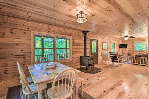 Secluded Cabin with Deck 13 Miles to Downtown Murphy - image 3