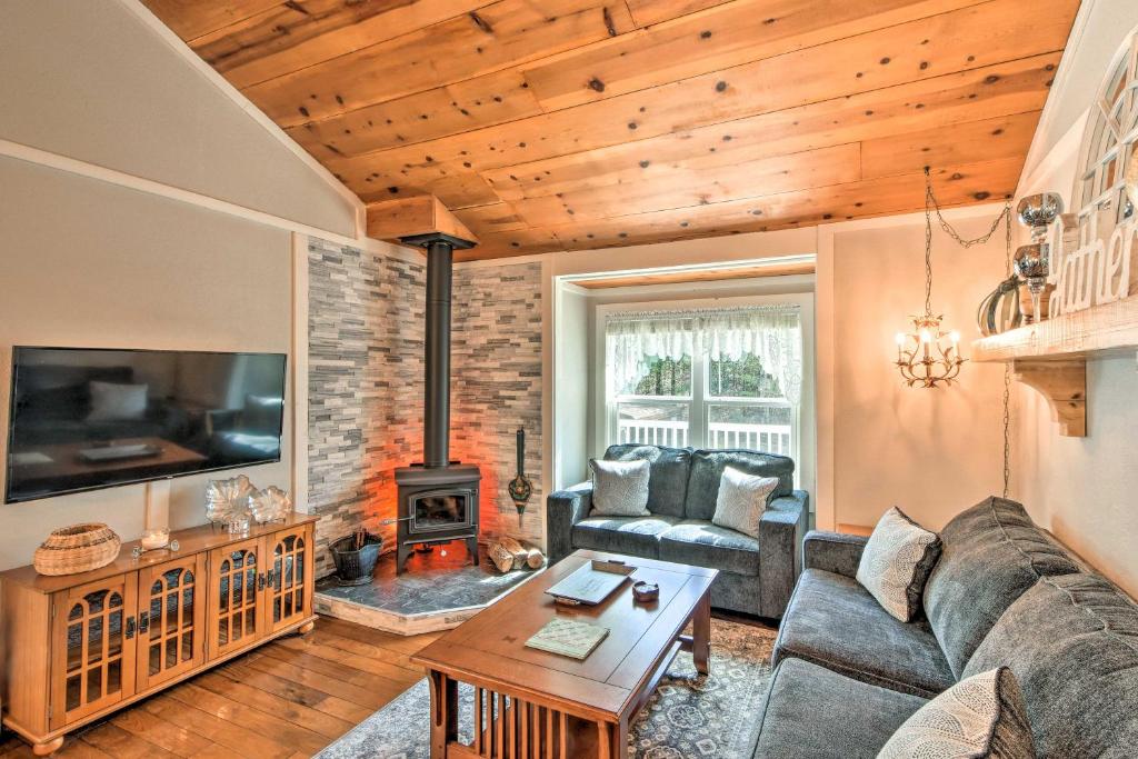 Hidden Murphy Cottage with Hot Tub Pool and Grill - main image