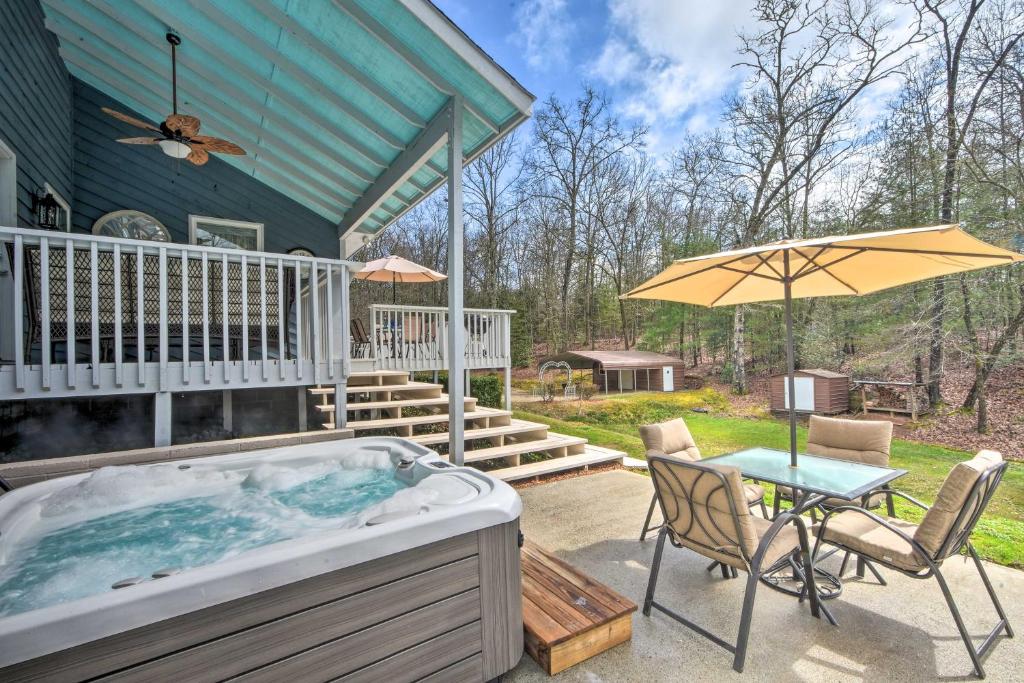 Hidden Murphy Cottage with Hot Tub Pool and Grill - image 3