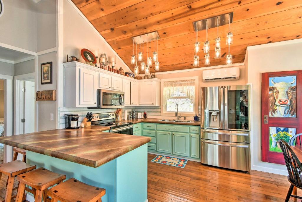 Hidden Murphy Cottage with Hot Tub Pool and Grill - image 6