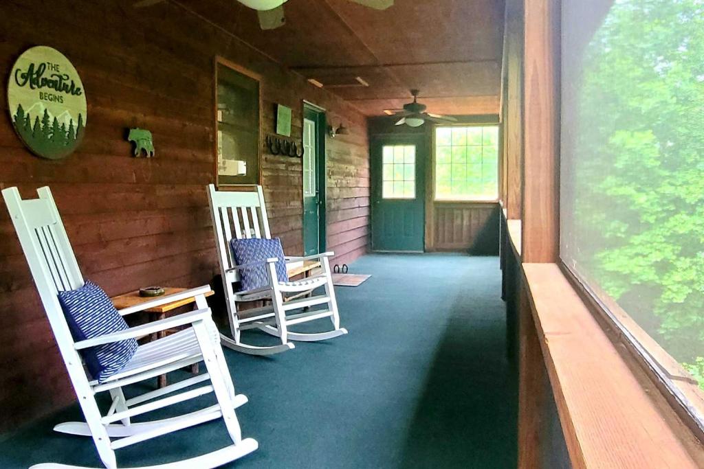 Expansive Murphy Cabin with Sunroom Near Creek! - image 2