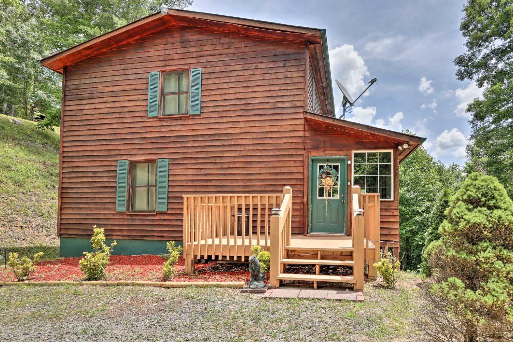 Expansive Murphy Cabin with Sunroom Near Creek! - image 6