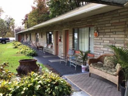 Lucky 7/ Rainbow motel - image 2