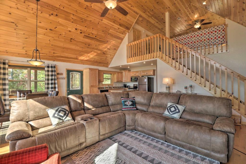 Unparalleled Mtn Views Spacious Cabin in NC! - image 4