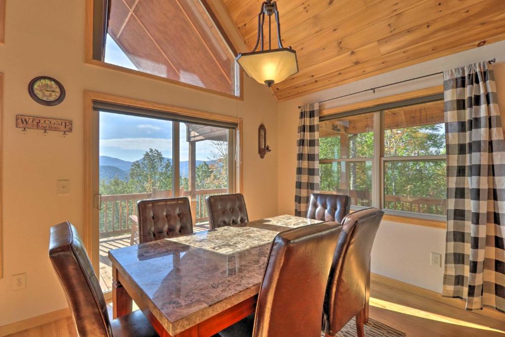 Unparalleled Mtn Views Spacious Cabin in NC! - image 6