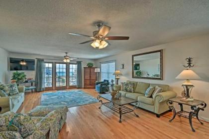 Spacious Home with 3 Decks 1 Block to Beach