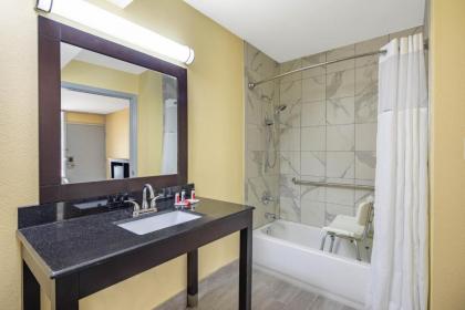 Days Inn by Wyndham Muscle Shoals - image 5