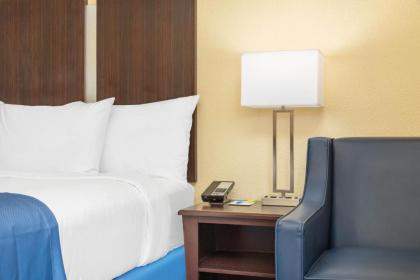 Days Inn by Wyndham Muscle Shoals - image 7