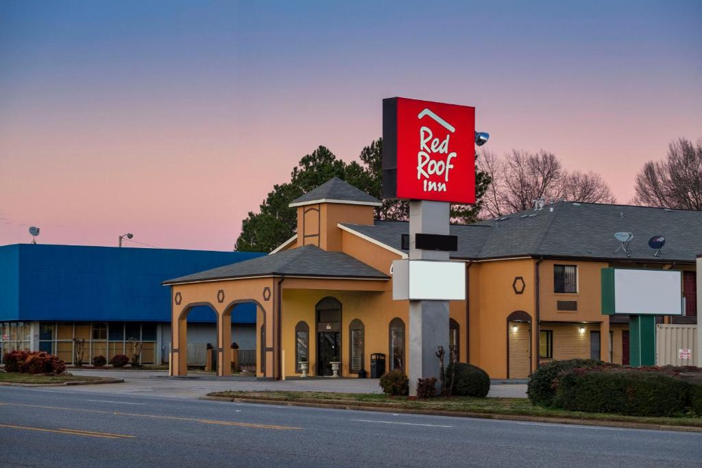 Red Roof Inn Muscle Shoals - image 2