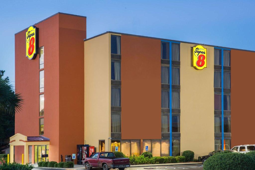 Super 8 by Wyndham Myrtle Beach/Market Common Area - main image