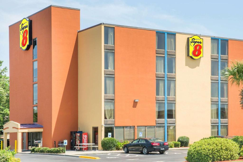 Super 8 by Wyndham Myrtle Beach/Market Common Area - image 3