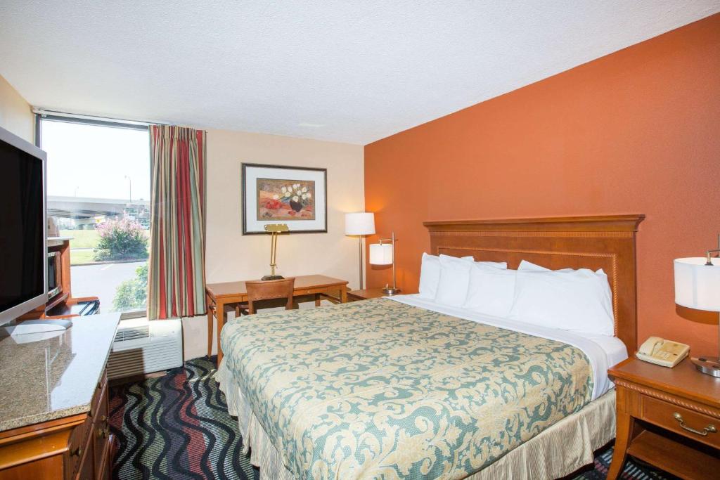 Super 8 by Wyndham Myrtle Beach/Market Common Area - image 4