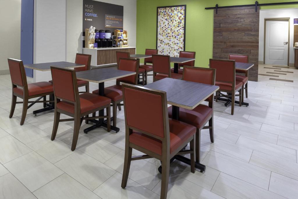 Holiday Inn Express Myrtle Beach-Broadway at the Beach an IHG Hotel - image 3