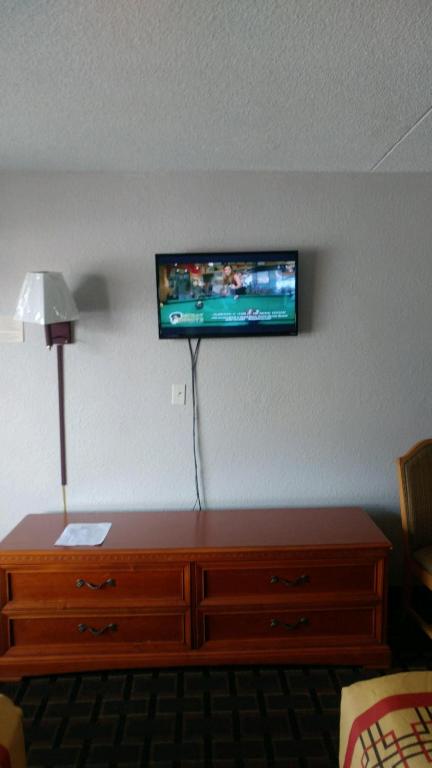 Happy Holiday Motel - image 4