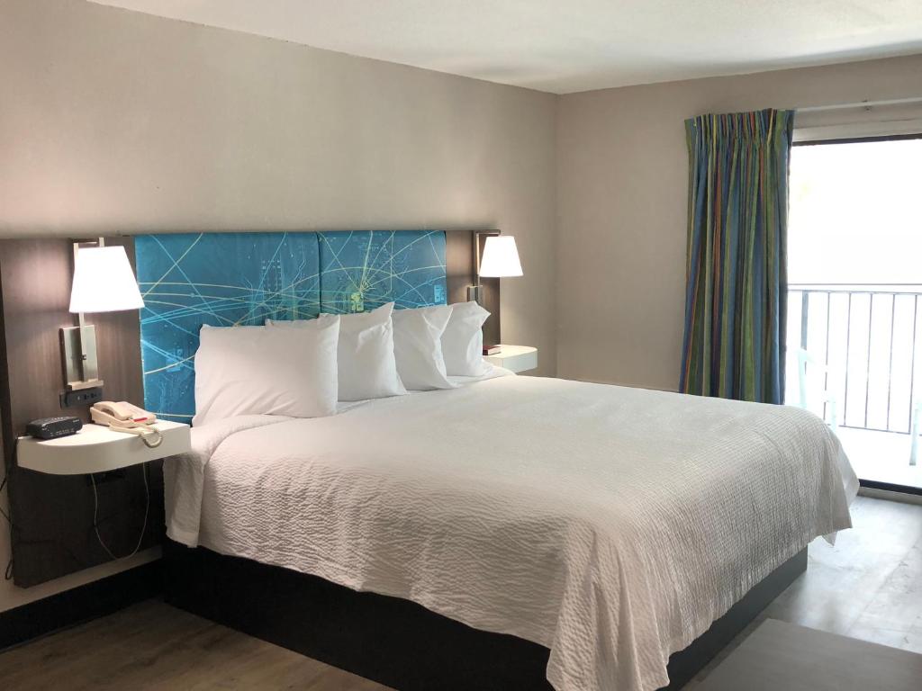 Tropical Seas Hotel - image 4