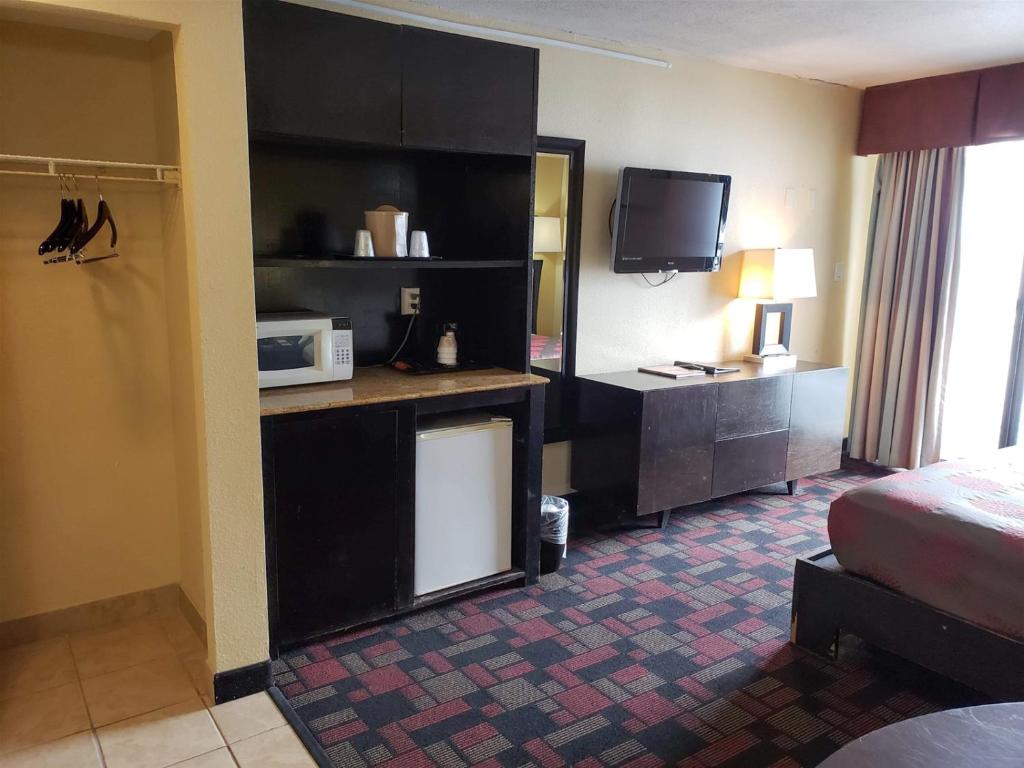 Unit 606 at Sun N Sand Resort - image 4