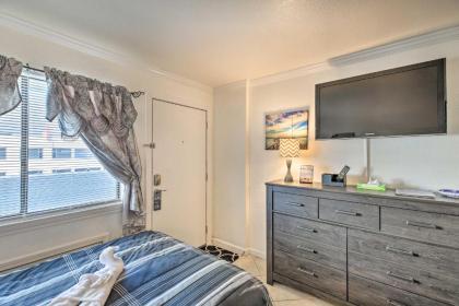 Blue Water Beachfront Condo 2 Miles to SkyWheel! - image 13