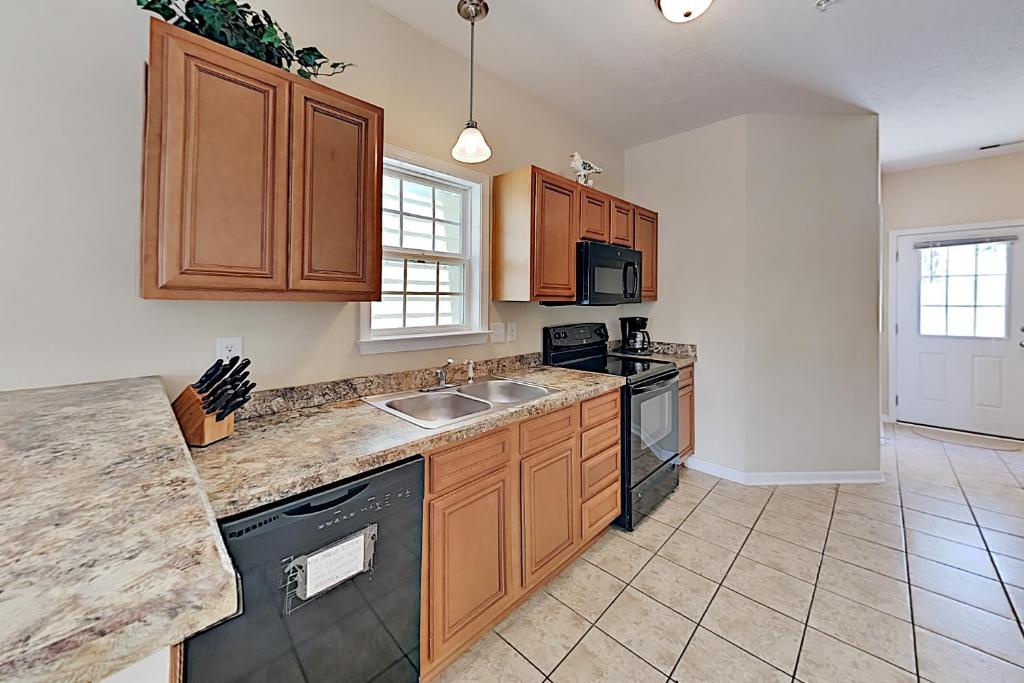 Coastal Getaway with Pool - Near Beach & Activities home - image 4