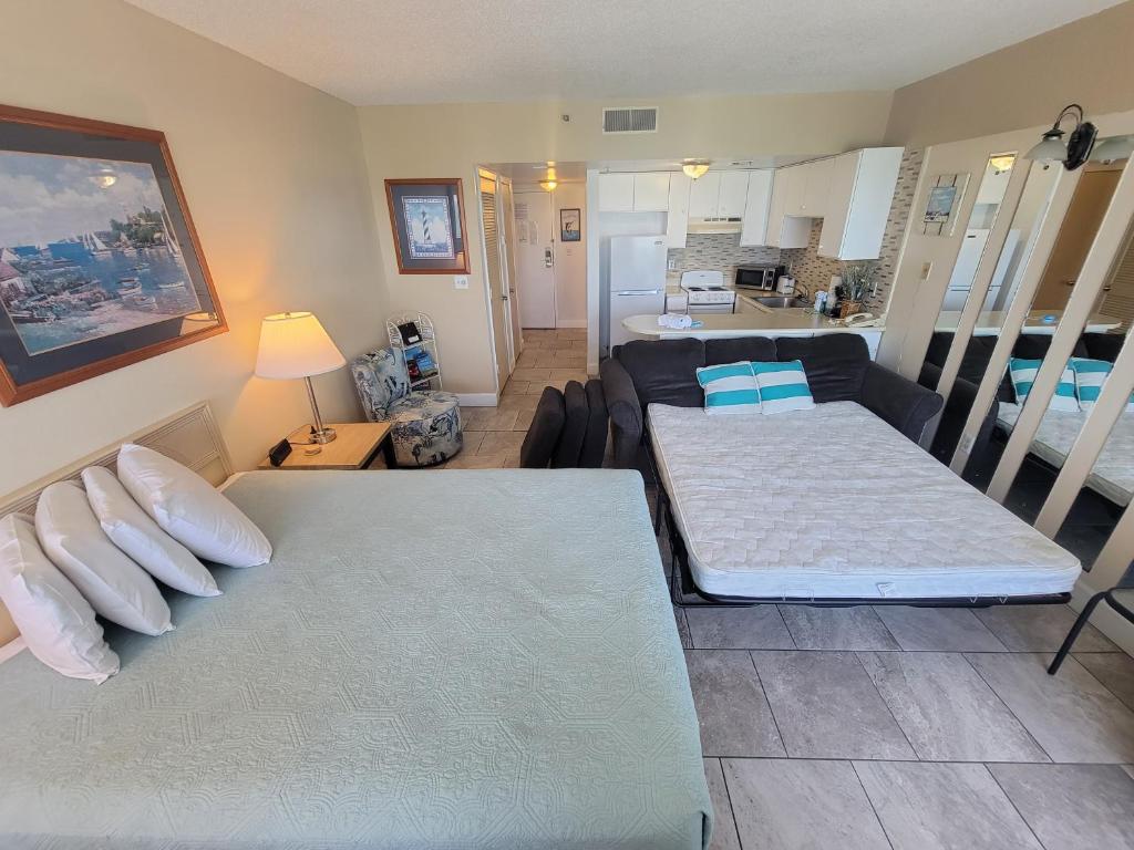 Direct Oceanfront Queen Suite with Endless Views Palace Resort 1002 - image 5