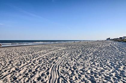 Surfside Beach Couples Retreat with Balcony! - image 15