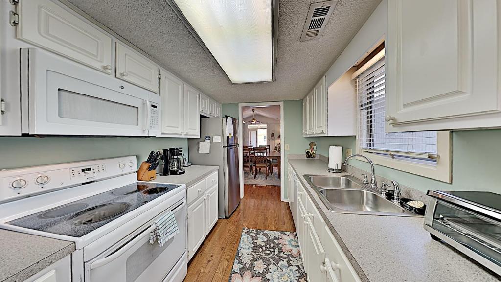 Summer Cottage 9 3BR 2BA Cottage short walk to beach - main image