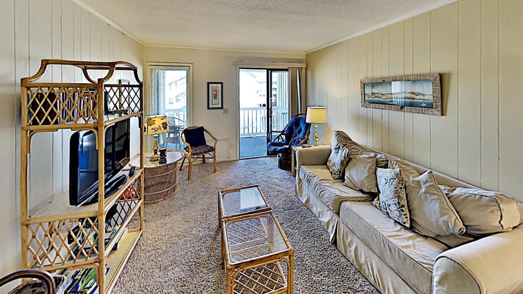 APATB V B205 2BR 2BA 2nd Row Condo near popular Shore Drive - main image