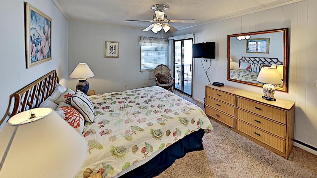 APATB V B205 2BR 2BA 2nd Row Condo near popular Shore Drive - image 4
