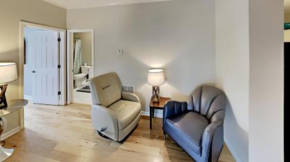 Savannah Shore 5 2BR 2BA Condo - image 3