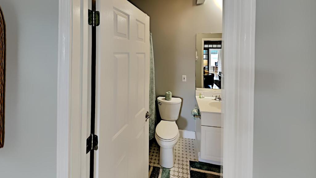 Savannah Shore 5 2BR 2BA Condo - image 4