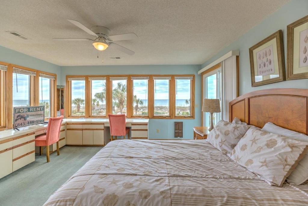 Pet Friendly Oceanfront Basketball Court lots of parking huge kitchen and bar - main image