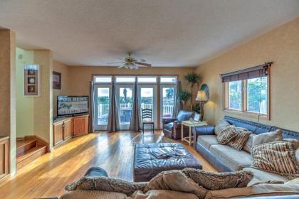 Pet Friendly Oceanfront Basketball Court lots of parking huge kitchen and bar - image 2