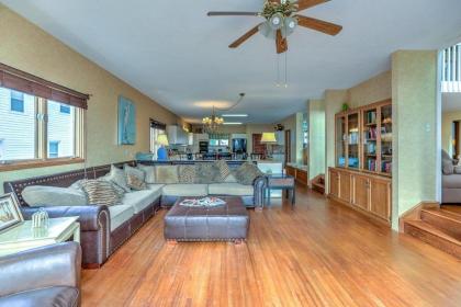 Pet Friendly Oceanfront Basketball Court lots of parking huge kitchen and bar - image 4