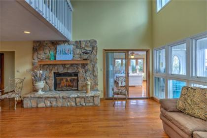 Pet Friendly Oceanfront Basketball Court lots of parking huge kitchen and bar - image 5