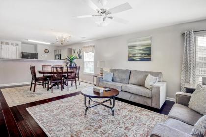 River Oaks Retreat - image 5
