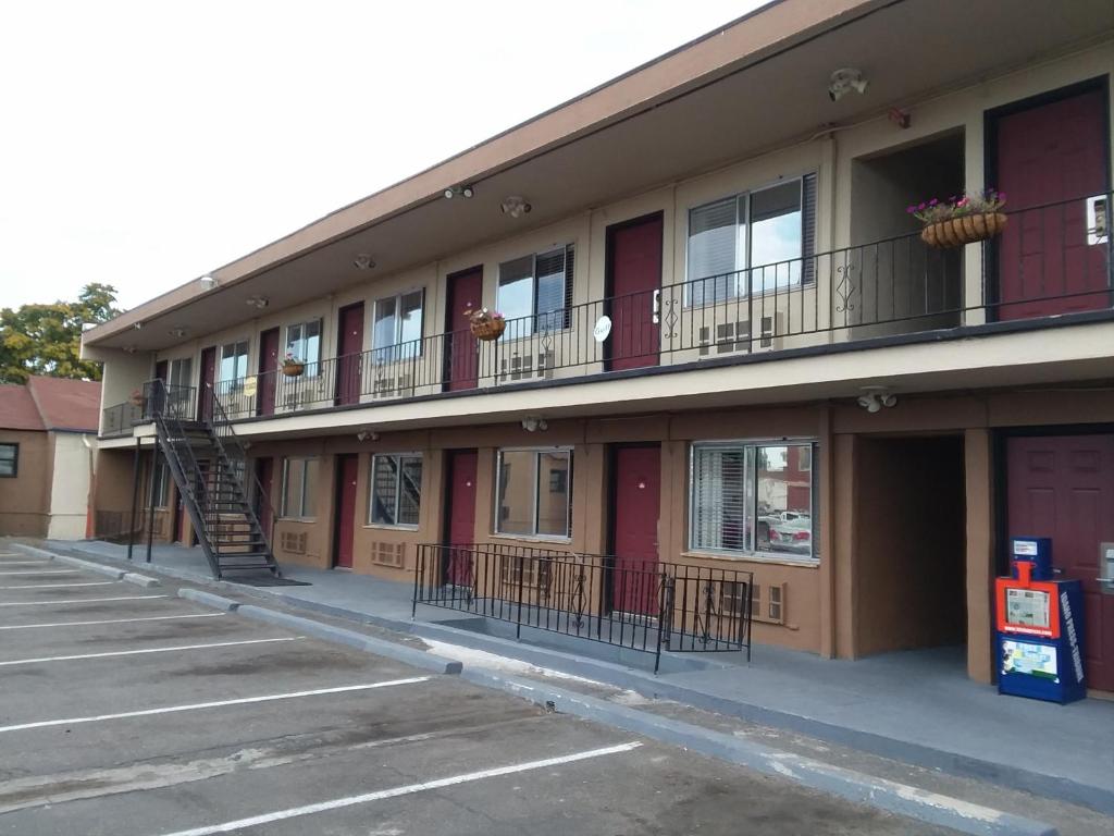 Nampa Downtown Inn - image 2
