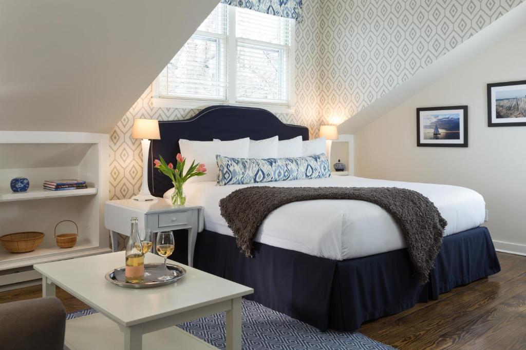 Brass Lantern Inn - main image
