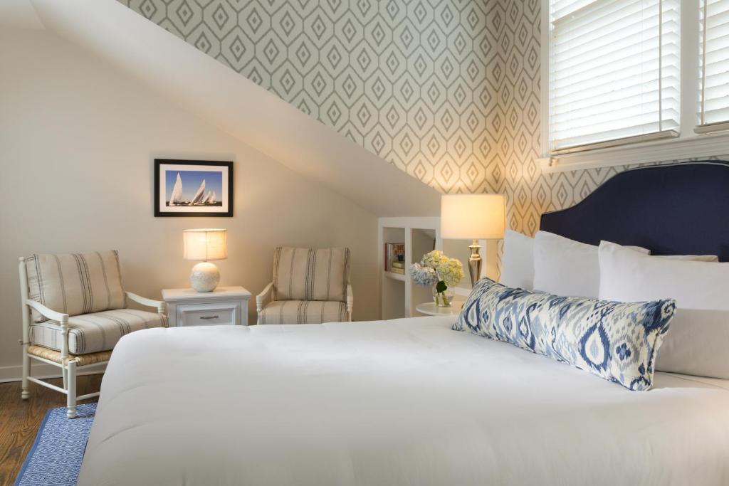 Brass Lantern Inn - image 4