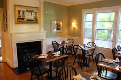 Brass Lantern Inn - image 9