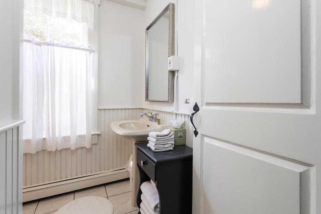 Carlisle House Inn - image 5