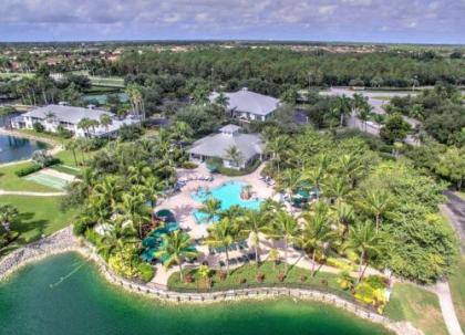 **Gorgeous First Floor Villa in Greenlinks of Lely -Relax by the Pool Golf at 2 Courses or Enjoy Happy Hour Next Door!**