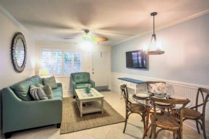 Upscale Naples Condo with Pool Access Walk to Pier