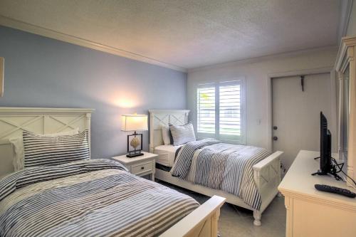 Upscale Naples Condo with Pool Access Walk to Pier! - image 2