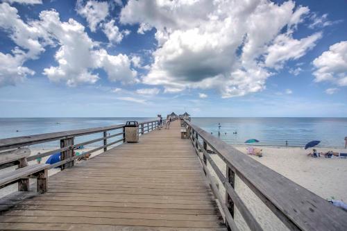 Upscale Naples Condo with Pool Access Walk to Pier! - image 5