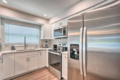Stylish Getaway with Pool and Spa Less Than 2 Mi to Beach - image 13