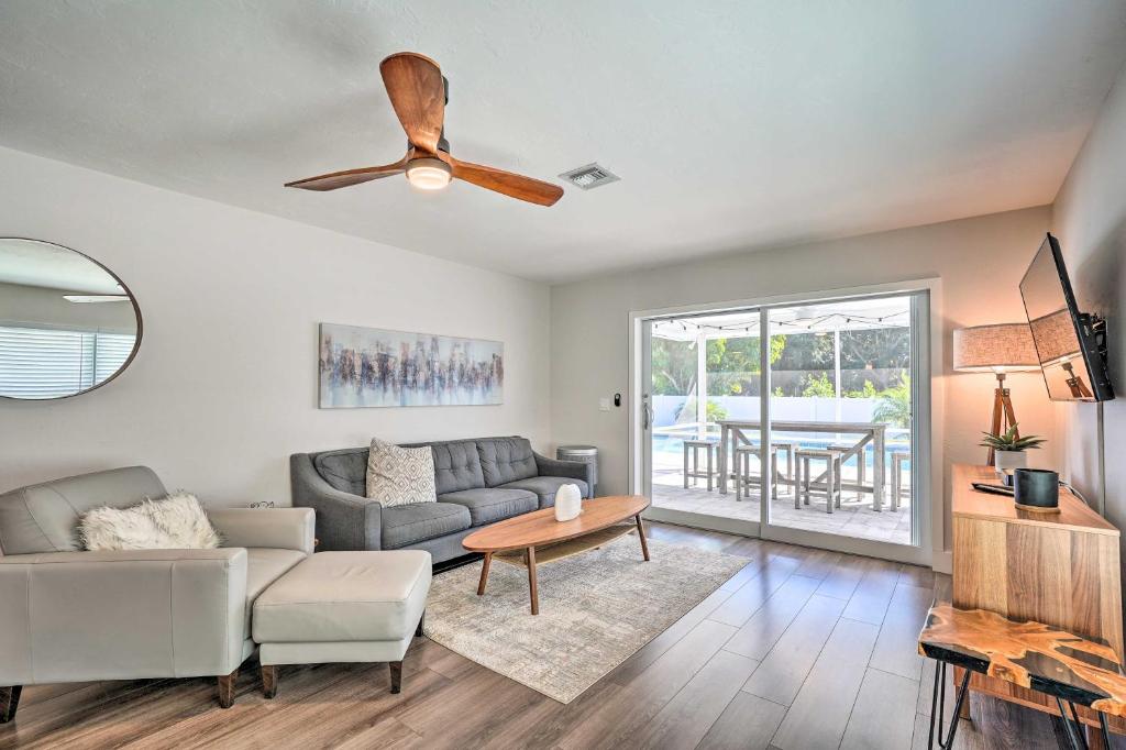 Stylish Getaway with Pool and Spa Less Than 2 Mi to Beach - image 5
