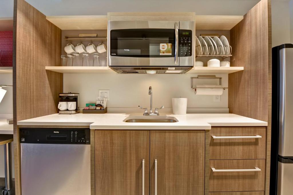 Home2 Suites By Hilton Naples I-75 Pine Ridge Road - image 4
