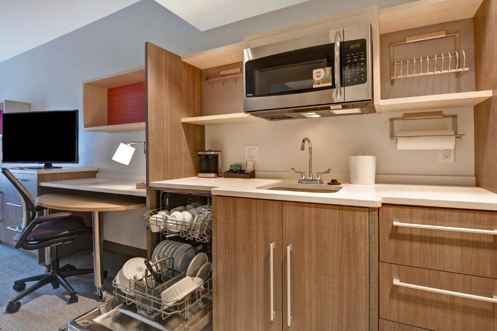 Home2 Suites By Hilton Naples I-75 Pine Ridge Road - image 5