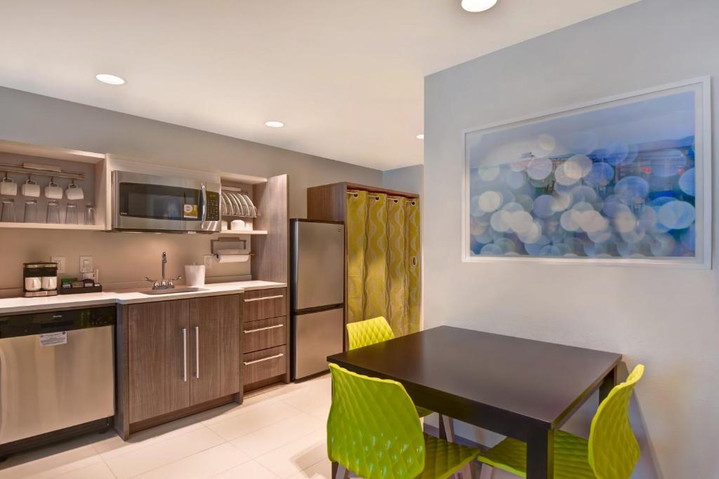 Home2 Suites By Hilton Naples I-75 Pine Ridge Road - image 7