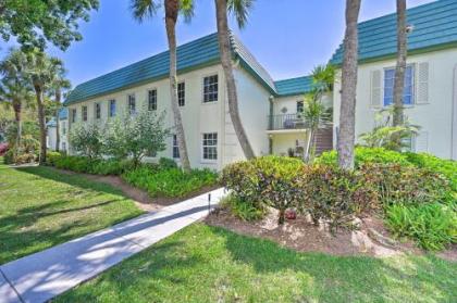 Naples Condo with Enclosed Balcony and Lake Views - image 2