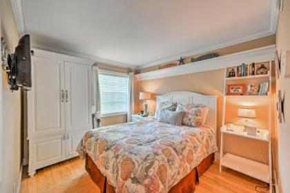 Condo with Pool Access Walk to Shopping and Beach - image 9